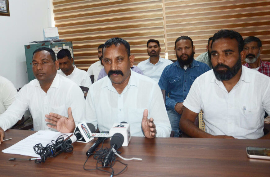 Rinku Gill president Municipal workers union addressing a press conference