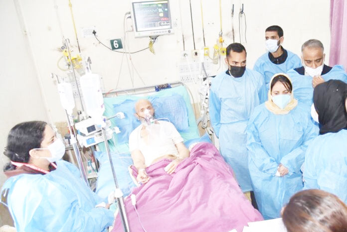 Health Minister visits ailing father of MP Er. Rashid at SMHS Hospital