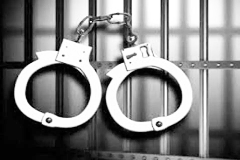 2 arrested along with arms and ammo in Srinagar: Police 2 arrested along with arms and ammo in Srinagar: Police