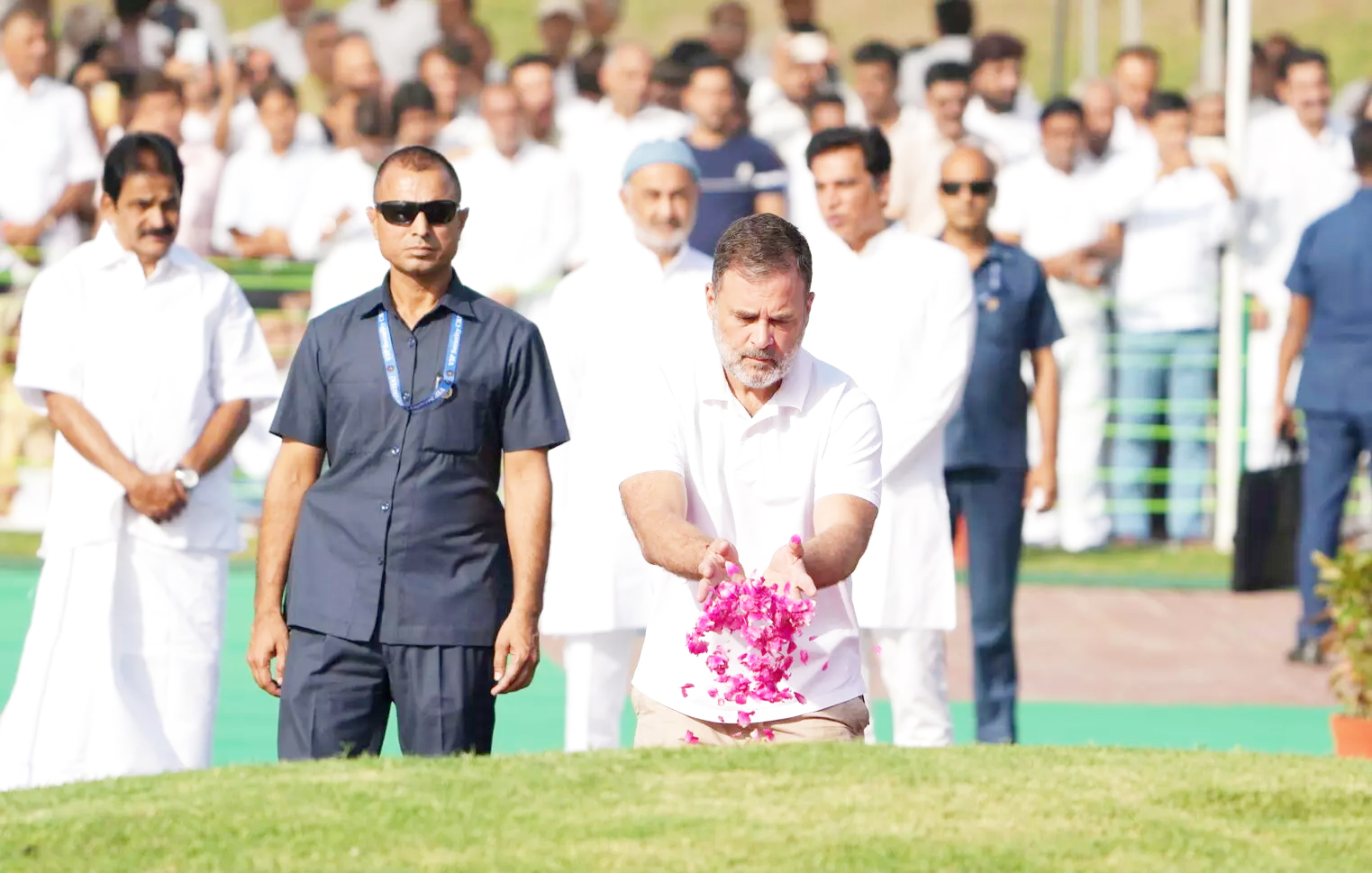 His visionary leadership will guide us forever: Cong pays tributes to Nehru on Death Anniversary His visionary leadership will guide us forever: Cong pays tributes to Nehru on Death Anniversary