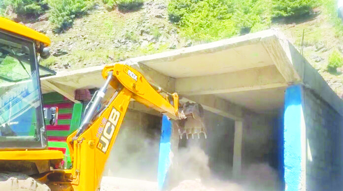 Anantnag Police demolish illegal structures of drug peddlers in Larnoo