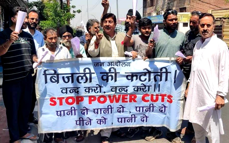 Dimple leads protest against water scarcity, unscheduled power cuts in Jammu