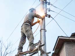 PDD Worker Dies After Falling From Electric Pole in North Kashmir PDD Worker Dies After Falling From Electric Pole in North Kashmir