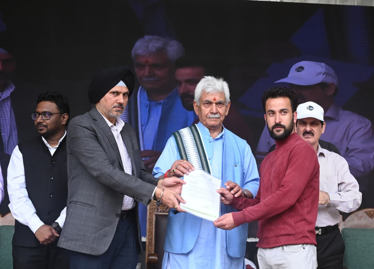 Lieutenant Governor visits Vibrant Village Trehgam in Kupwara