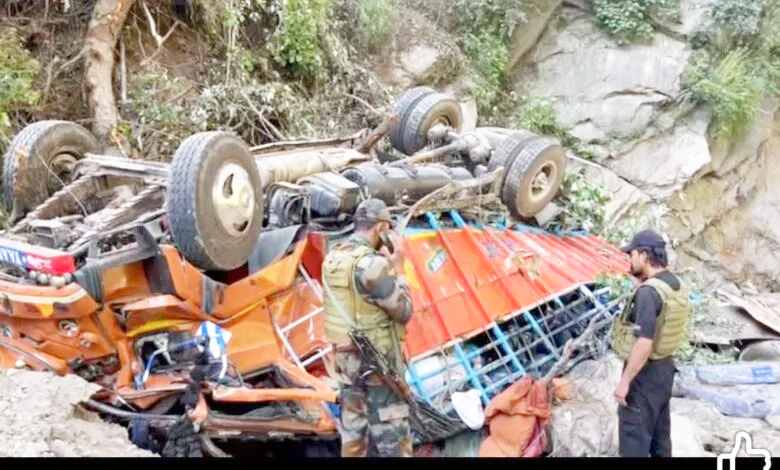 Truck falls into deep gorge at Nachlana Banihal, One dead Truck falls into deep gorge at Nachlana Banihal, One dead