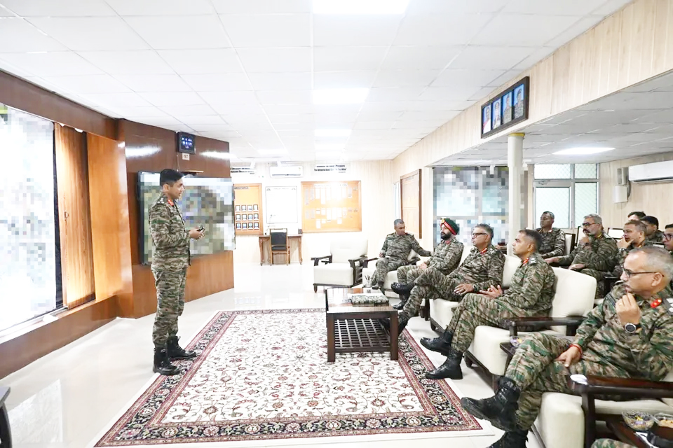 Army Corps Commander visits Rajouri, reviews anti-terror operations