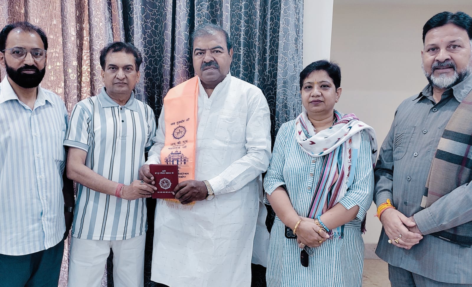 Balbir presents Ravidass Vaani and Siropa to Muslim Rashtriya Manch National Convenor