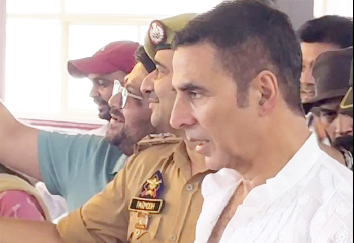 Bollywood Actor Akshay Kumar offers prayers at Shri Mata Vaishno Devi Shrine