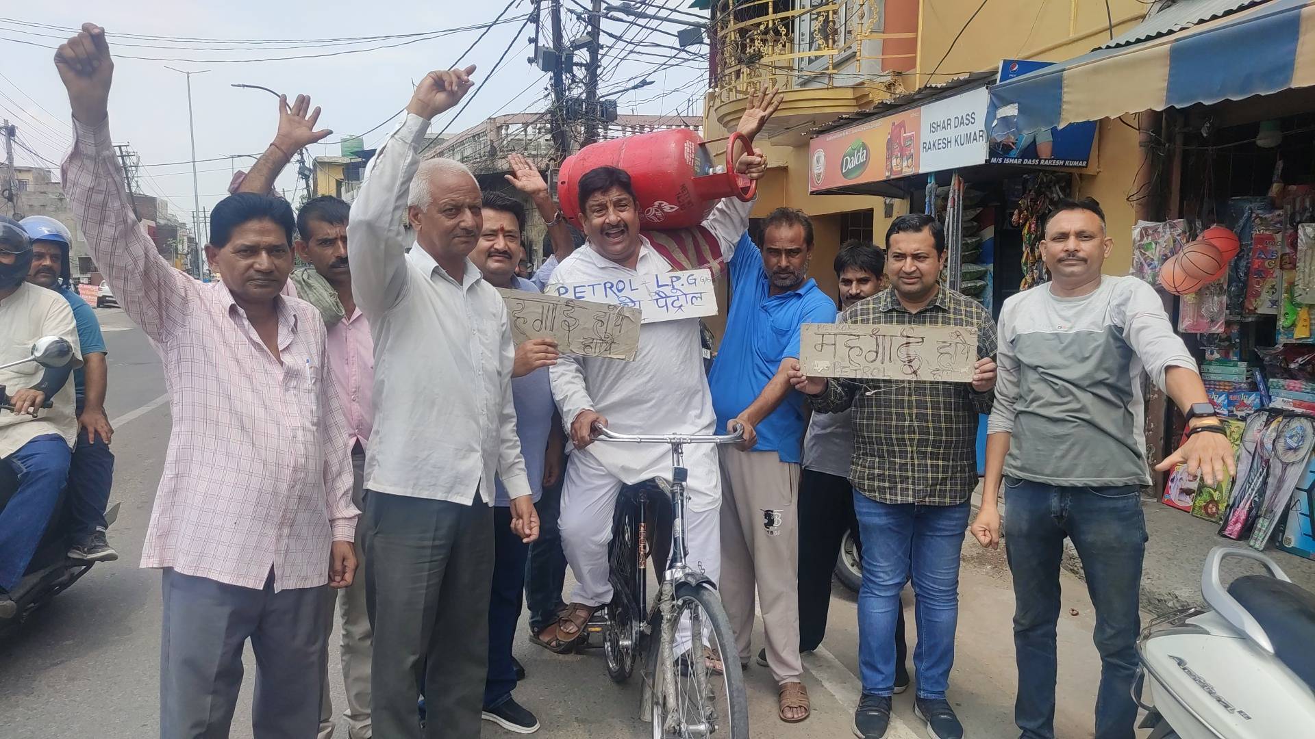 Dimple leads cycle protest against rising prices of essential commodities