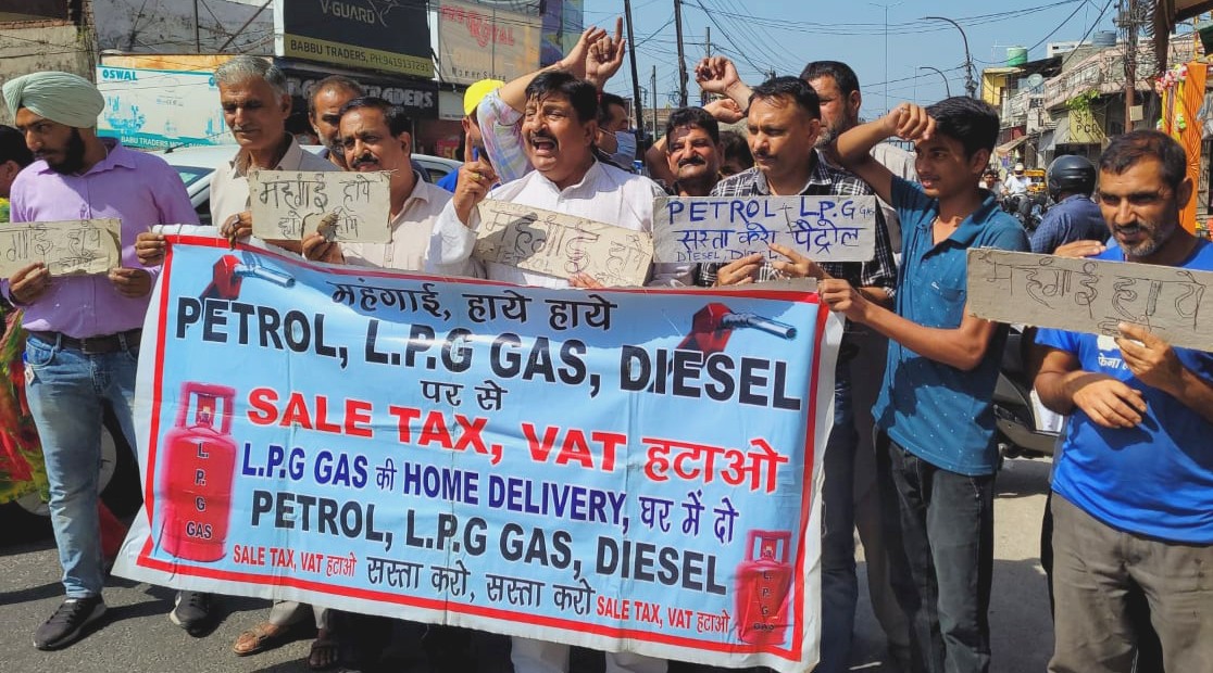 Dimple leads protest against LPG price hike, demands rollback of fuel rates