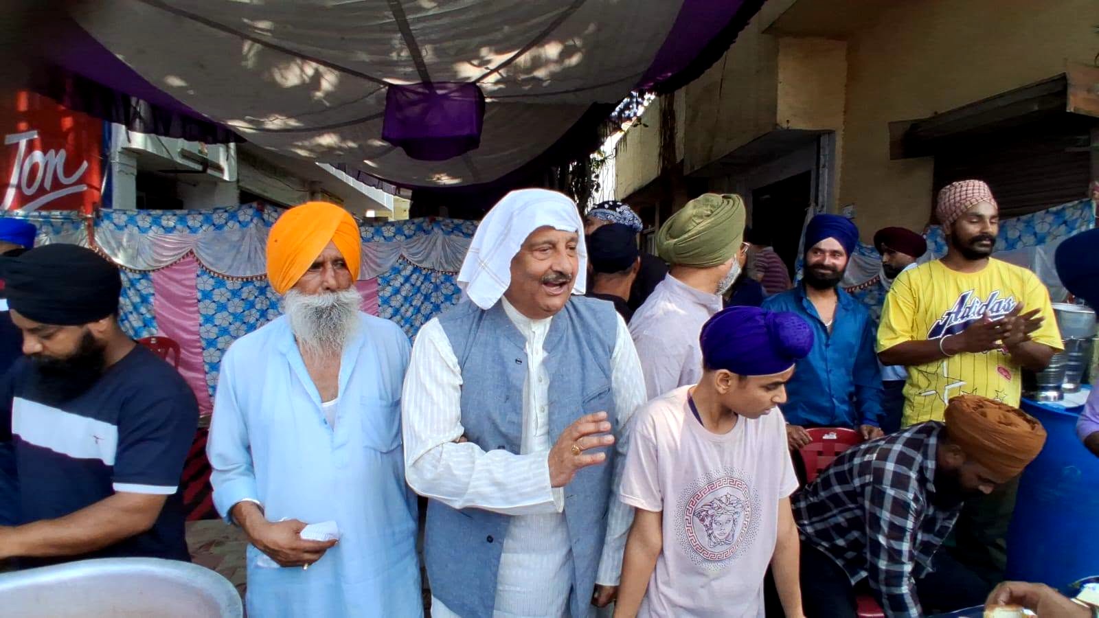 Dimple pays rich tributes to Guru Arjan Dev Ji on Martyrdom Day, distributes chabeel and langar