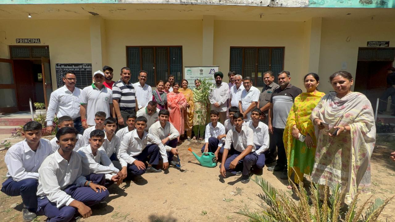 Dr. Narendra Raina leads tree plantation drive on World Environment Day at R.S. Pura School