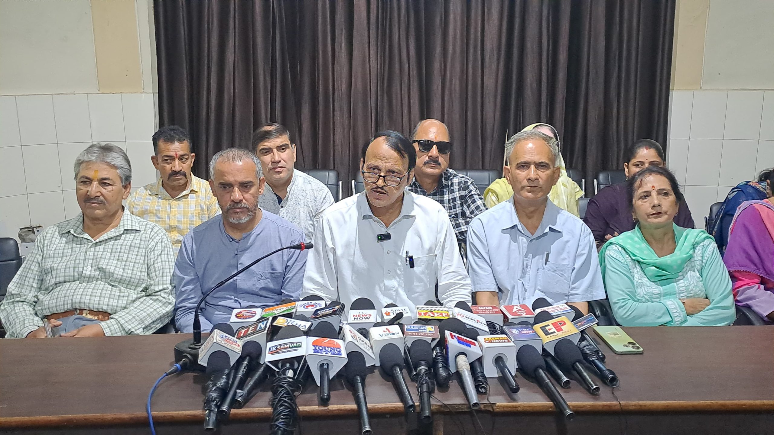 EJAC (R) raises employees’ issues, demands restoration of benefits and regularization of workers