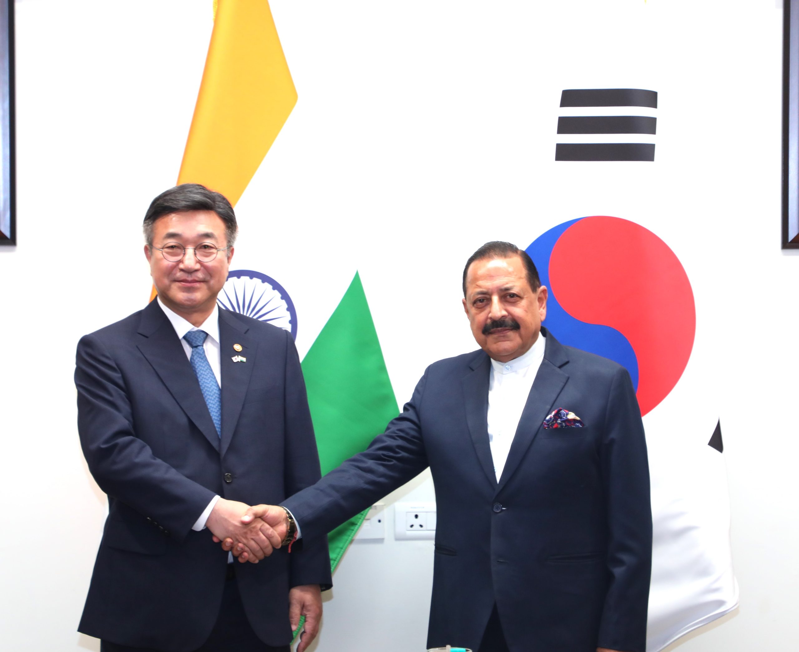 Korea Minister calls on Dr Jitendra; discusses digital governance, E-government