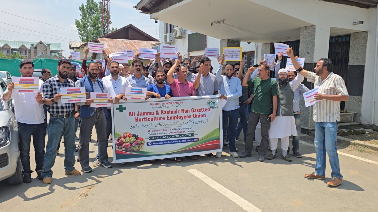 Non-Gazetted Horticulture Employees hold protest in Srinagar, seek early resolution of pending demands