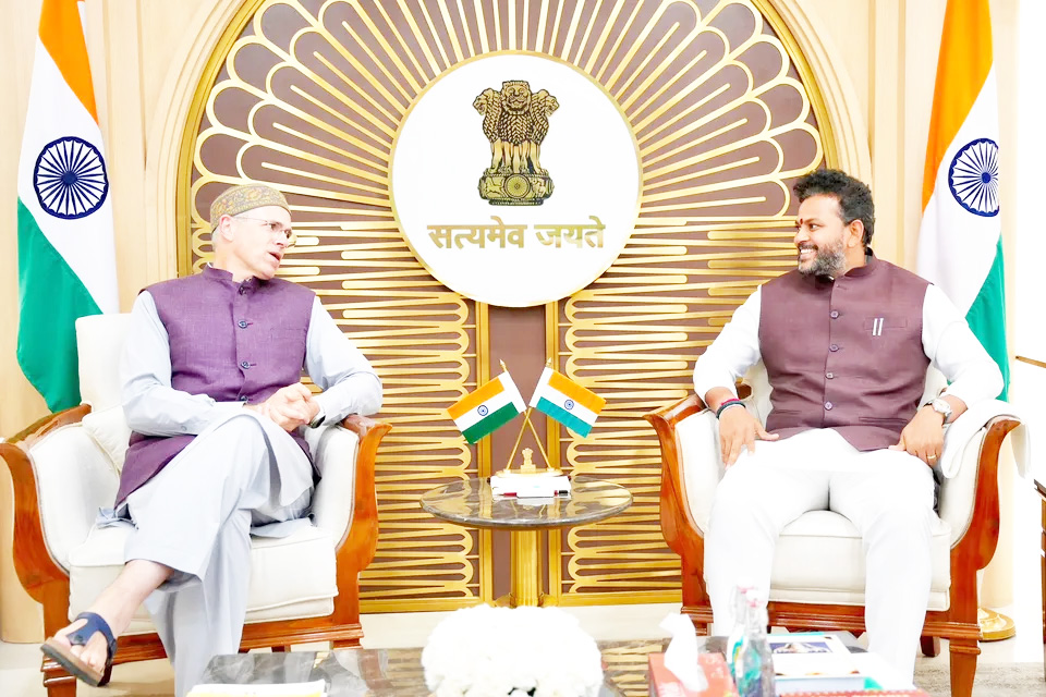 CM Omar Abdullah meets Aviation Minister over proposed Srinagar airport closure CM Omar Abdullah meets Aviation Minister over proposed Srinagar airport closure