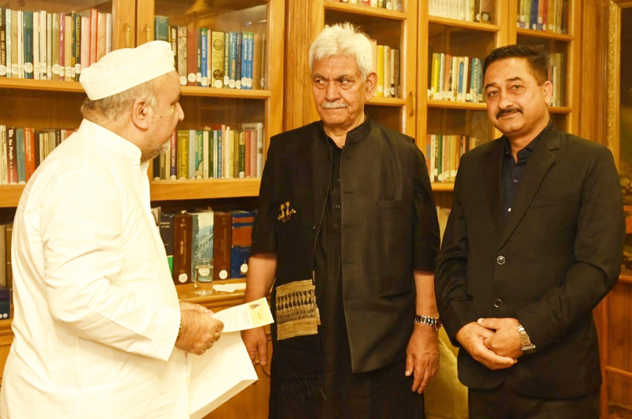 Ravinder Pandita meets LG, invites him to Sharda Divas and Varshik Abhishek at Teetwal