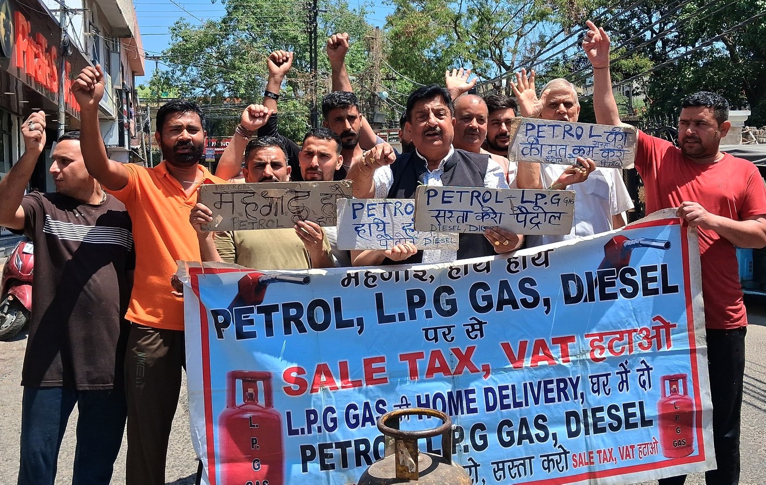 Sunil Dimple leads protest against LPG Cylinder price hike, rising fuel costs
