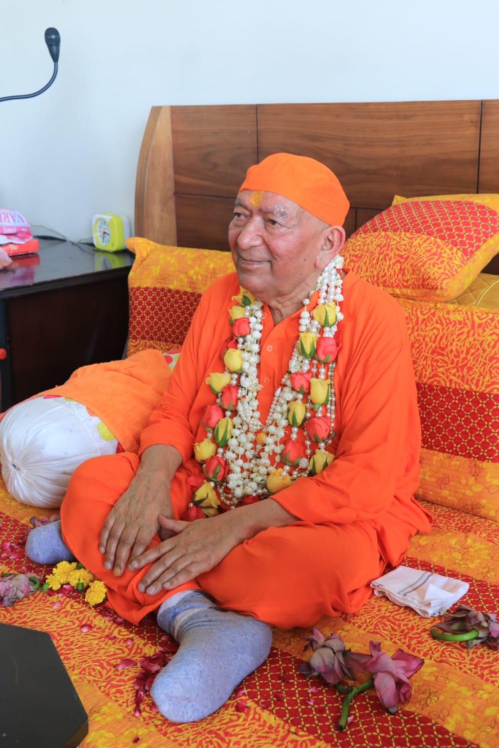 Swami Ram Swarup explains Vedic perspective on creation and divine knowledge at Ved Mandir Yajna Swami Ram Swarup explains Vedic perspective on creation and divine knowledge at Ved Mandir Yajna