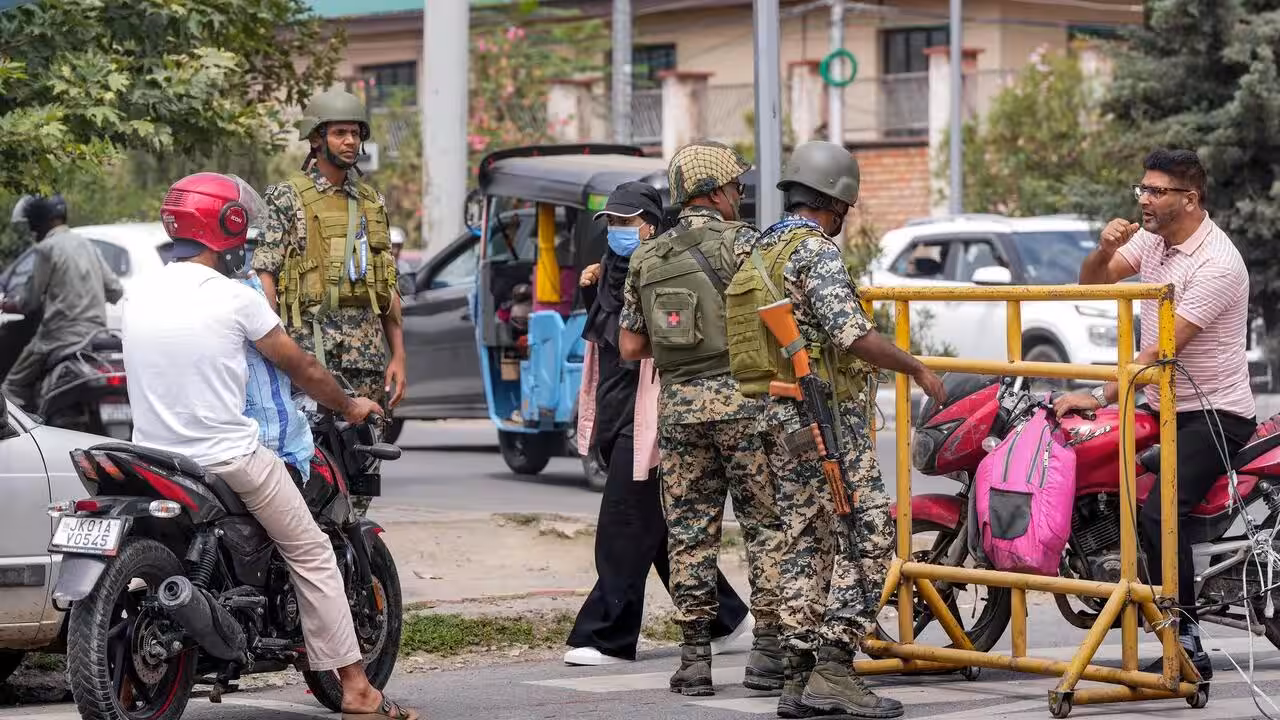 School holiday extended in Kashmir, Amarnath yatra suspended as Met forecasts downpour | India News School holiday extended in Kashmir, Amarnath yatra suspended as Met forecasts downpour | India News