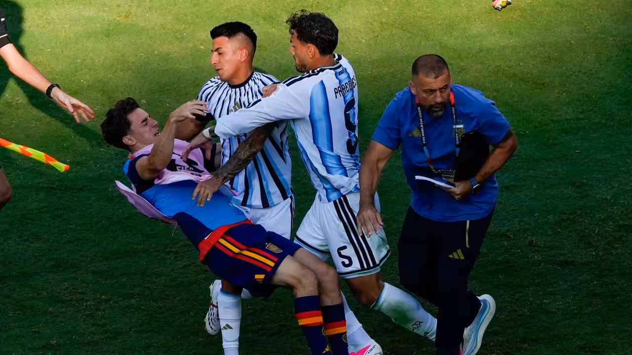 ‘He’s a disgrace’: Argentina star sent off after grabbing Spain player’s throat in ugly World Cup final scenes | Football News