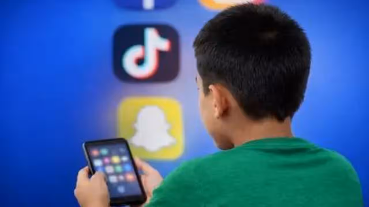 France lawmakers pass law banning social media for children under 15; first EU nation to do so France lawmakers pass law banning social media for children under 15; first EU nation to do so