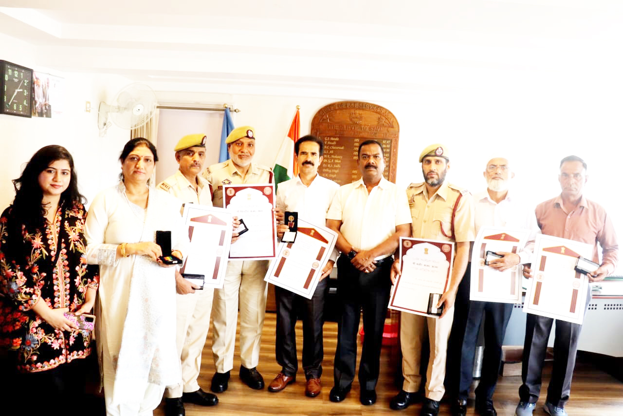 ADGP Alok Kumar felicitates Fire and Emergency Services Personnel with Gallantry, Meritorious Service Medals