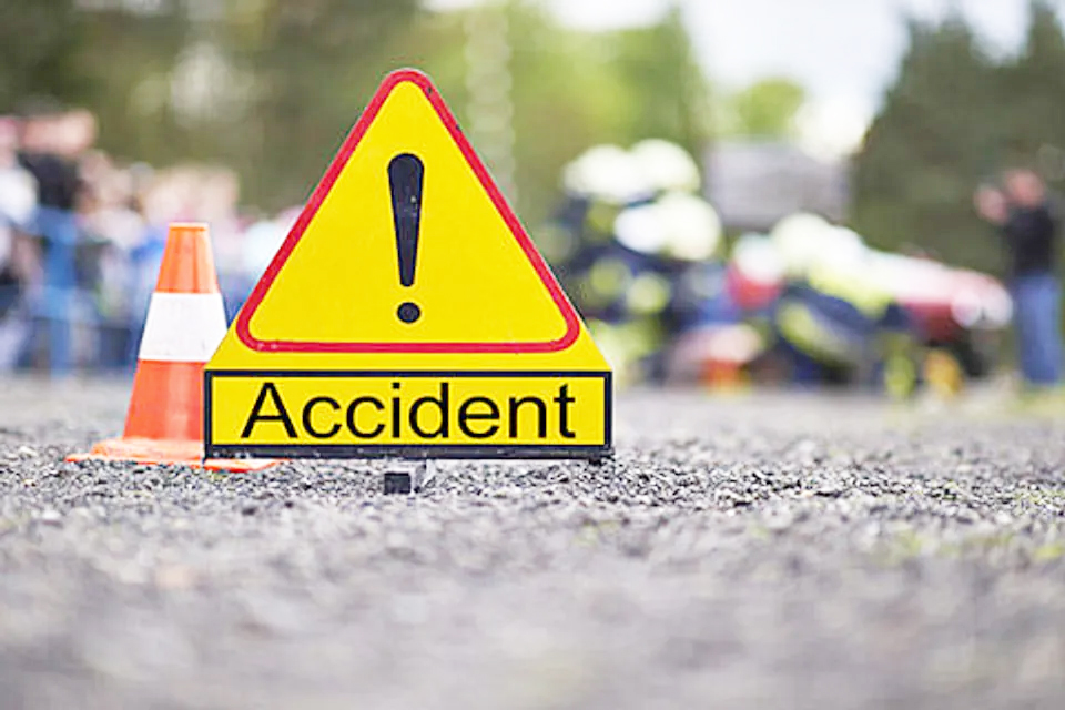 Three injured in road accident in Kangan Three injured in road accident in Kangan
