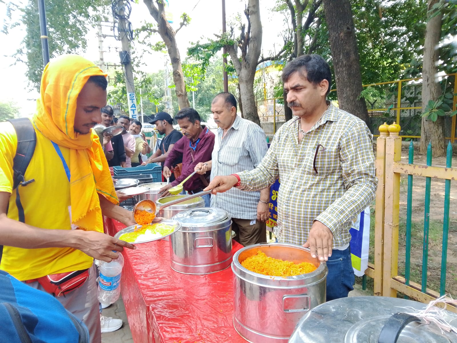 Akhil Bhartiya Dharam Prachar Sewa Samiti continues Amarnath Yatra Bhandara at Railway Station