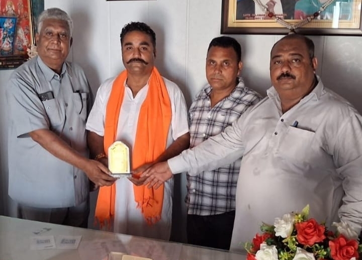 Batwal Yuva Sabha felicitates Narinder Sharma for outstanding social service