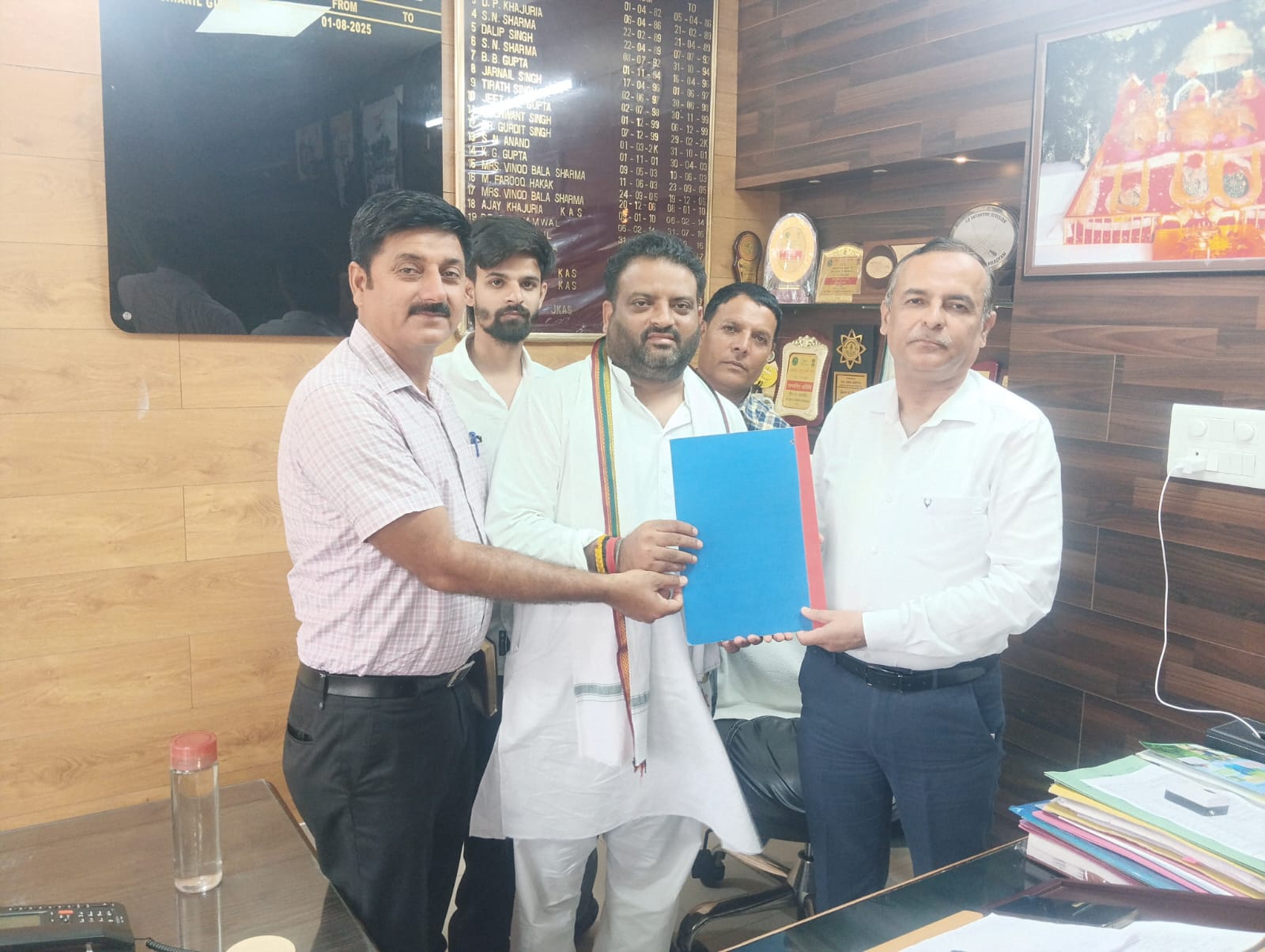 Bharat Priye raises farmers’ issues with Director Agriculture Jammu