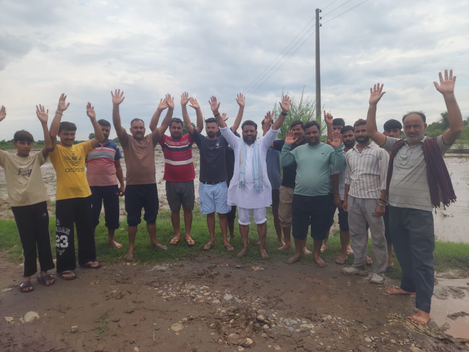 Bharat leads protest in waterlogged paddy fields, slams Irrigation Dept over crop damage in Pargwal