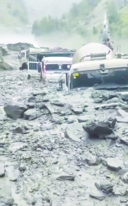 Heavy rain triggers major landslide near 540 MW Kwar Power Project in Kishtwar; several vehicles buried