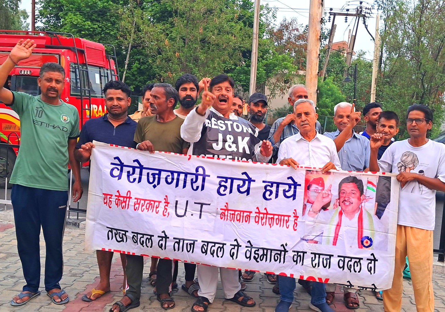 Dimple extends support to agitating youth fighting for employment rights