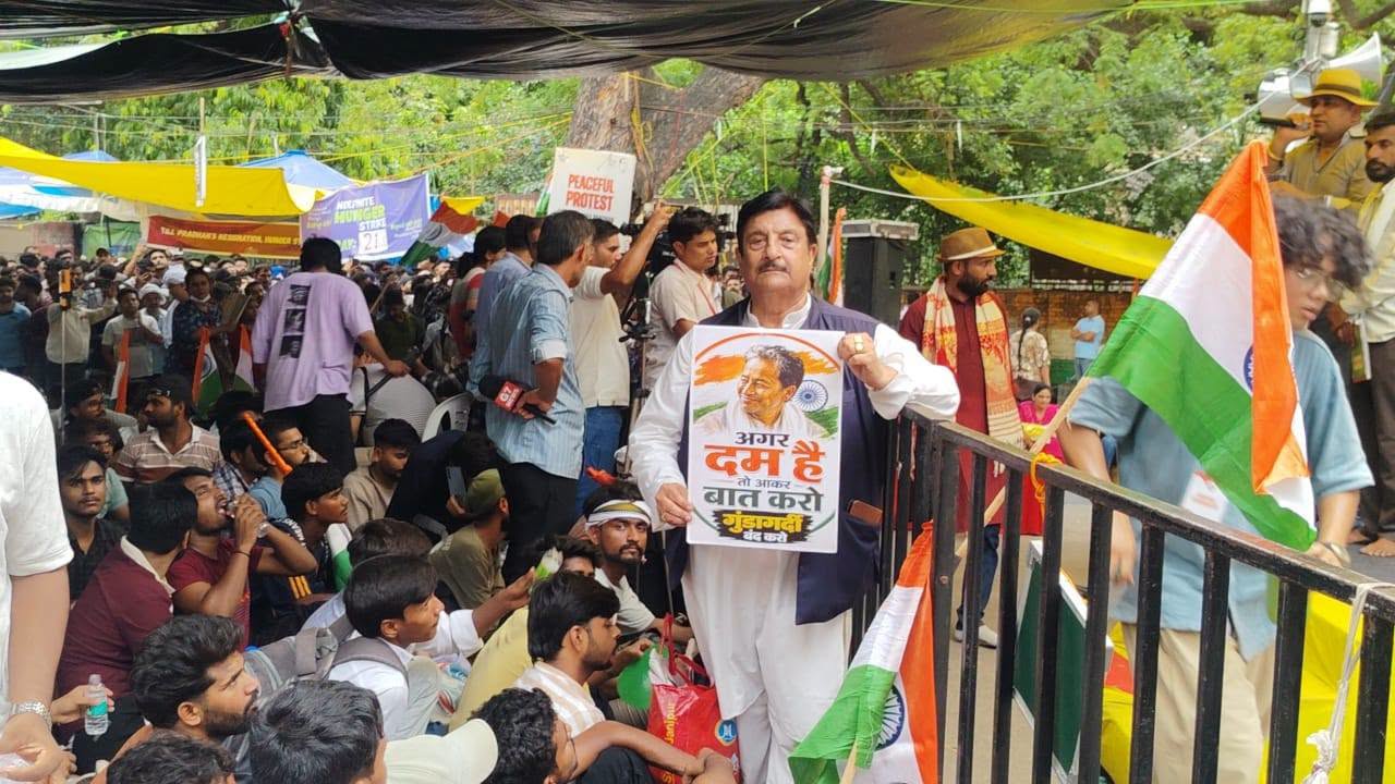 Dimple holds protest at Jantar Mantar, backs CJP agitation and demands restoration of J&K Statehood