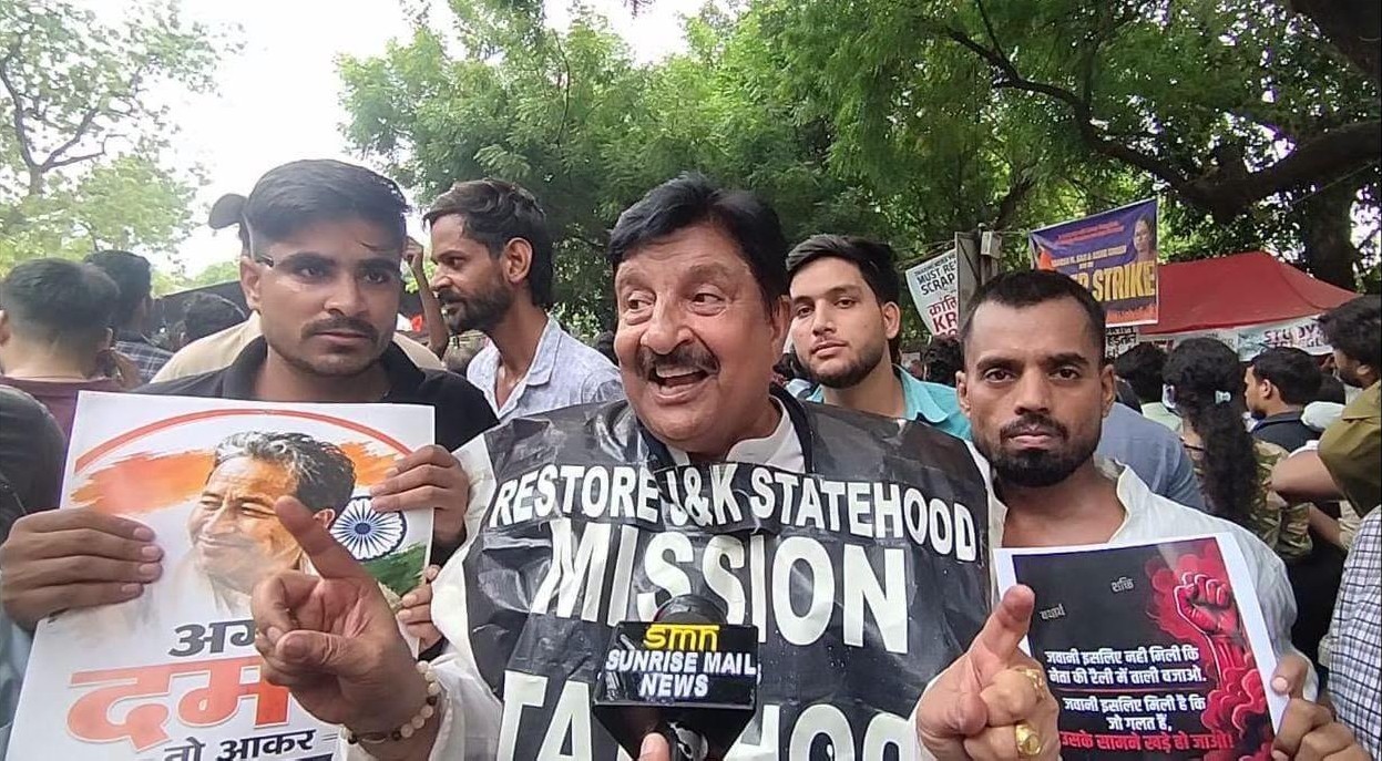 Dimple meets Senior Supreme Court Lawyers, announces plan to file fresh plea on J&K Statehood