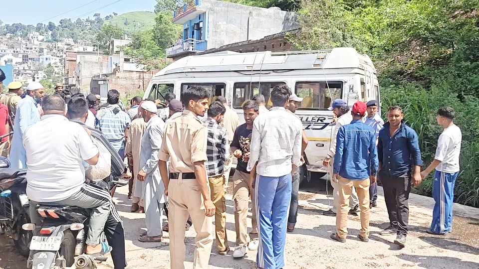 Eight injured as Tempo Traveller overturns in Rajouri