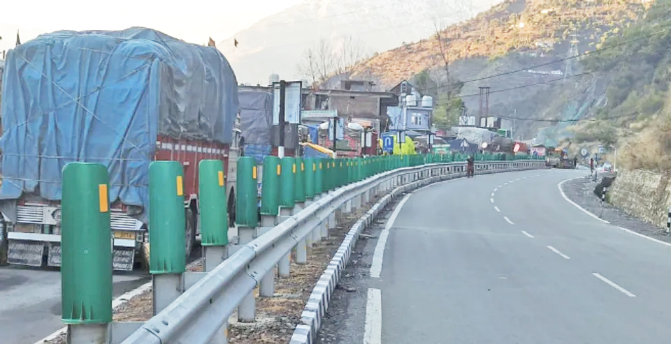 Fresh landslide leaves 1700 trucks stranded on Jammu-Srinagar NH; Doda bridge closed Fresh landslide leaves 1700 trucks stranded on Jammu-Srinagar NH; Doda bridge closed