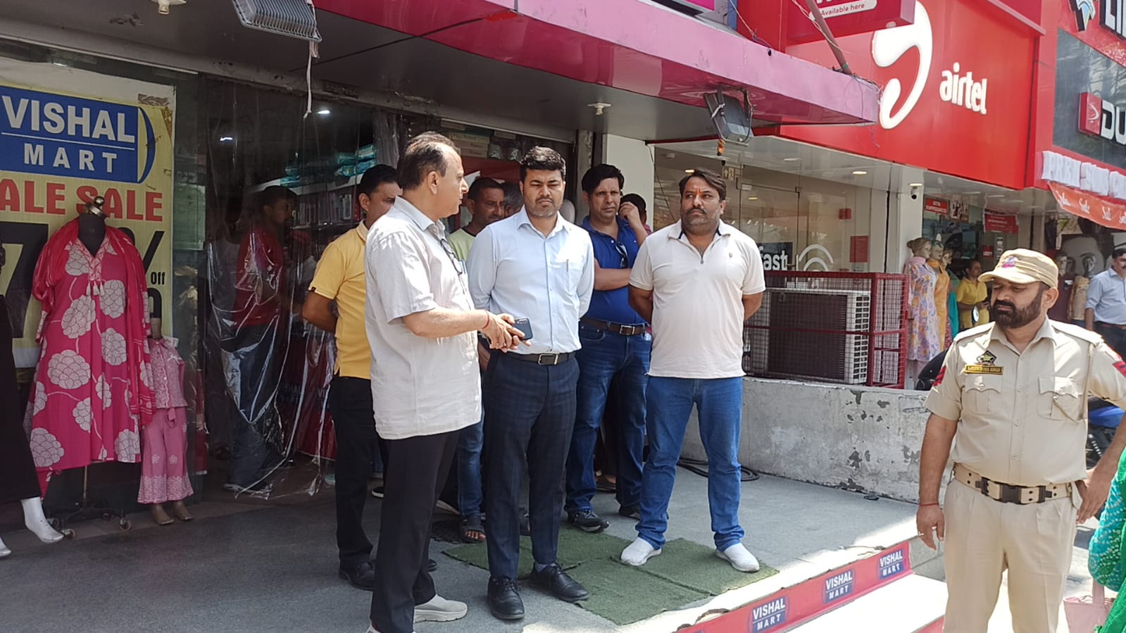 JMC Commissioner reviews fire safety compliance, assures full support to commercial establishments for Fire NOCs