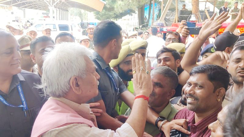 LG Sinha reviews Amarnath Yatra arrangements at Nunwan Base Camp