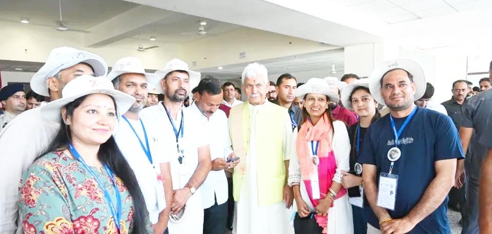 LG Sinha visits Yatri Niwas in Srinagar; Reviews arrangements for pilgrims