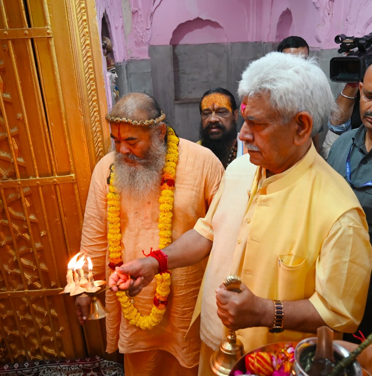 LG pays obeisance at ancient Shri Ram Mandir at Purani Mandi
