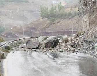 Landslide near Akchamal shuts Kargil–Leh highway Landslide near Akchamal shuts Kargil–Leh highway