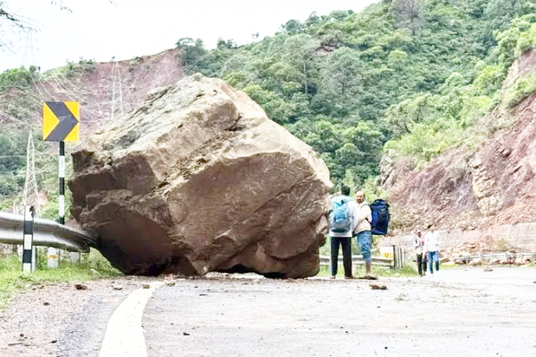 Jammu-Srinagar National Highway shut for third day following landslides Jammu-Srinagar National Highway shut for third day following landslides
