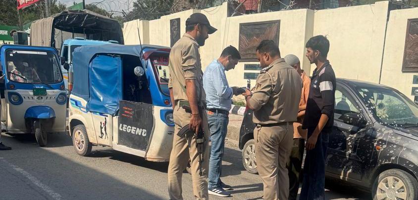 MVD Rajouri cracks down on violators; seizes 3 E-Autos, issues 13 challans, imposes Rs 32000 penalty