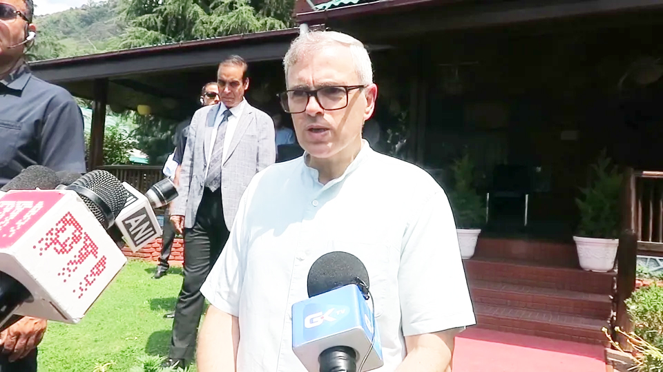 Omar Abdullah says Mehbooba Mufti should apologise for ‘Banta Hai’ remark, warns against alienating Kashmiris Omar Abdullah says Mehbooba Mufti should apologise for ‘Banta Hai’ remark, warns against alienating Kashmiris
