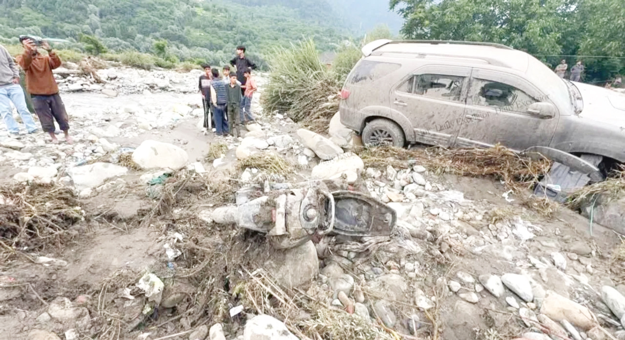 Hotel staff, locals break walls to evacuate trapped tourists after cloudburst in  Pahalgam