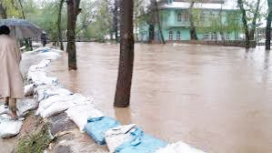 Rains trigger flood scare in Kashmir, water level in most rivers remain high Rains trigger flood scare in Kashmir, water level in most rivers remain high