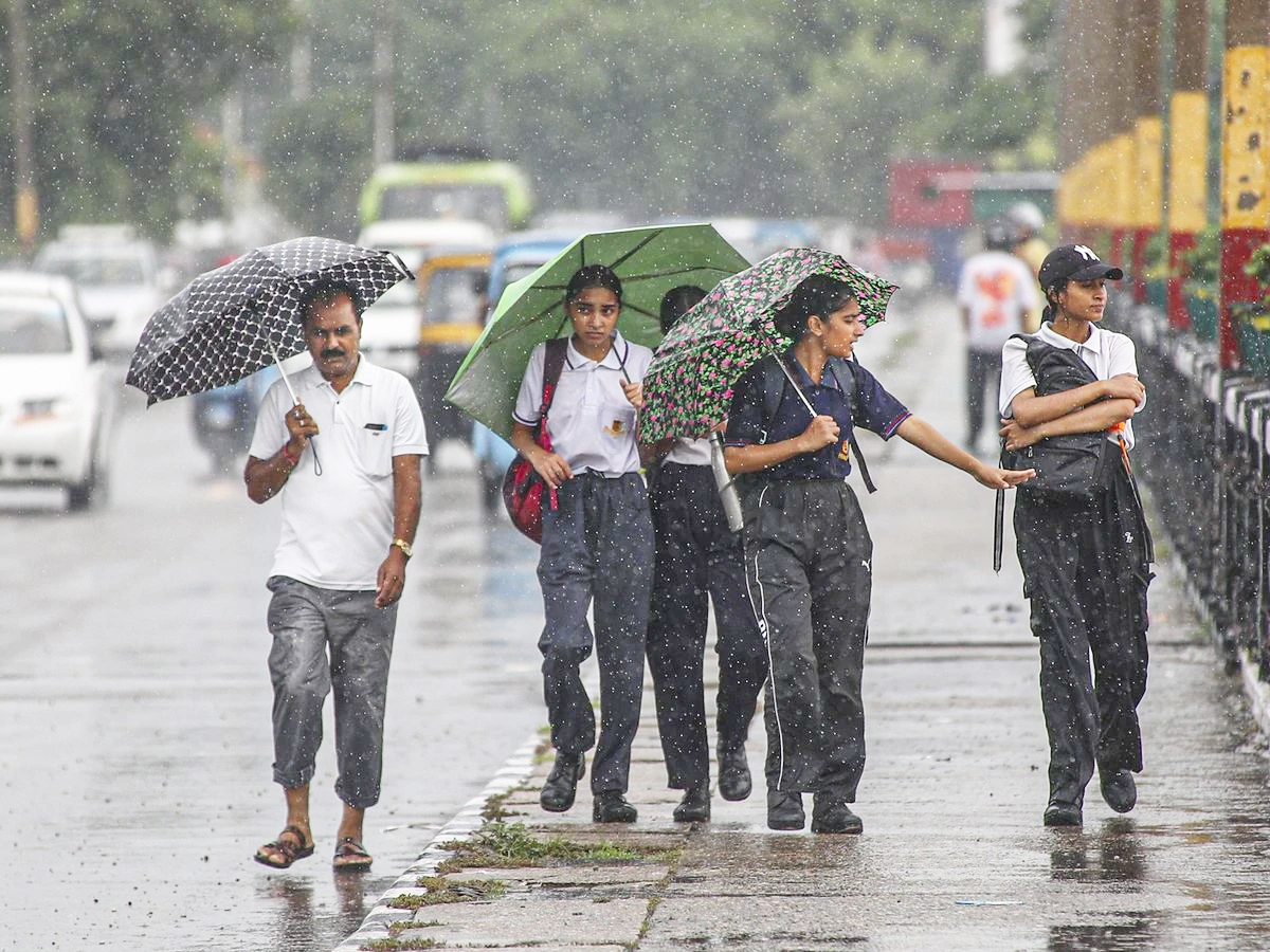 Rain, Thunderstorms to lash J&K till July 5; IMD warns of flash floods, Landslides Rain, Thunderstorms to lash J&K till July 5; IMD warns of flash floods, Landslides