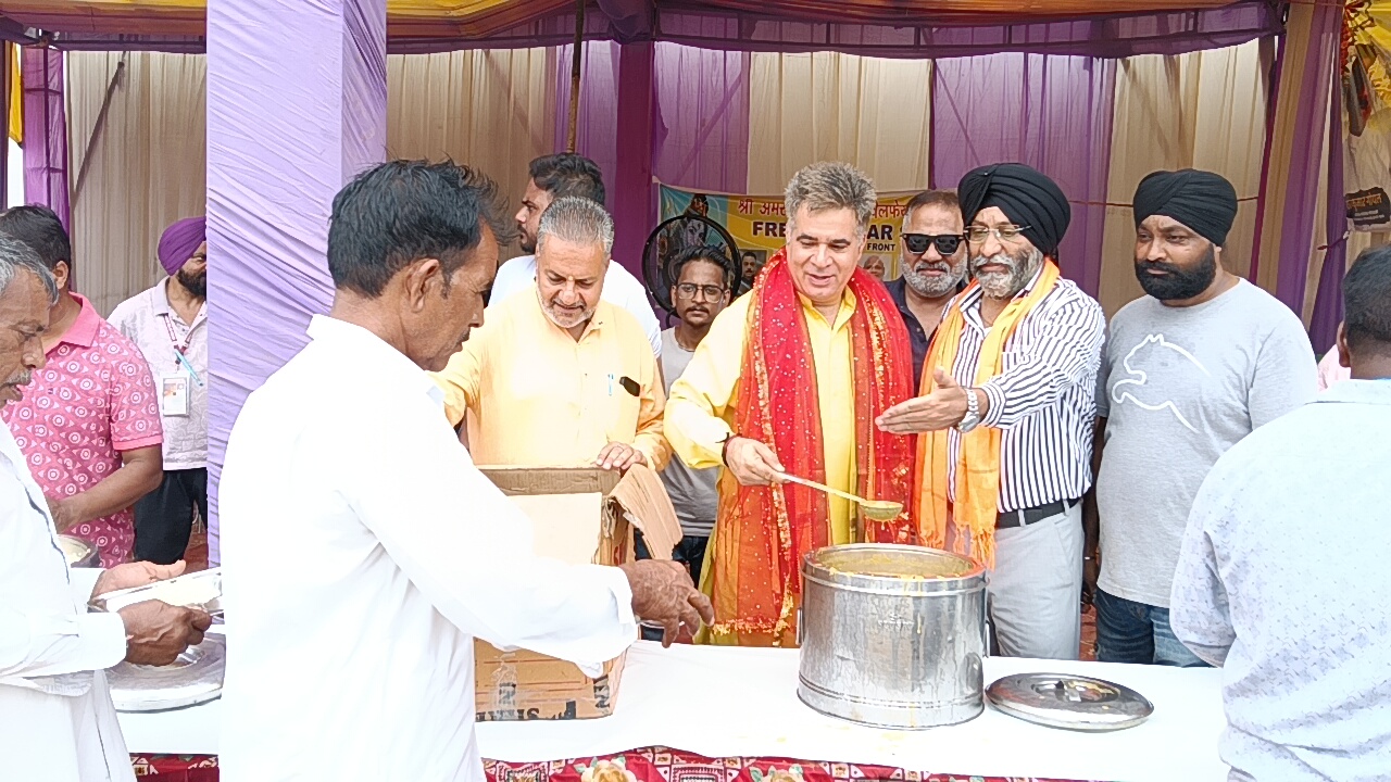 Ravinder Raina serves pilgrims at Shri Amarnath Ji Yatra Welfare Society Langar